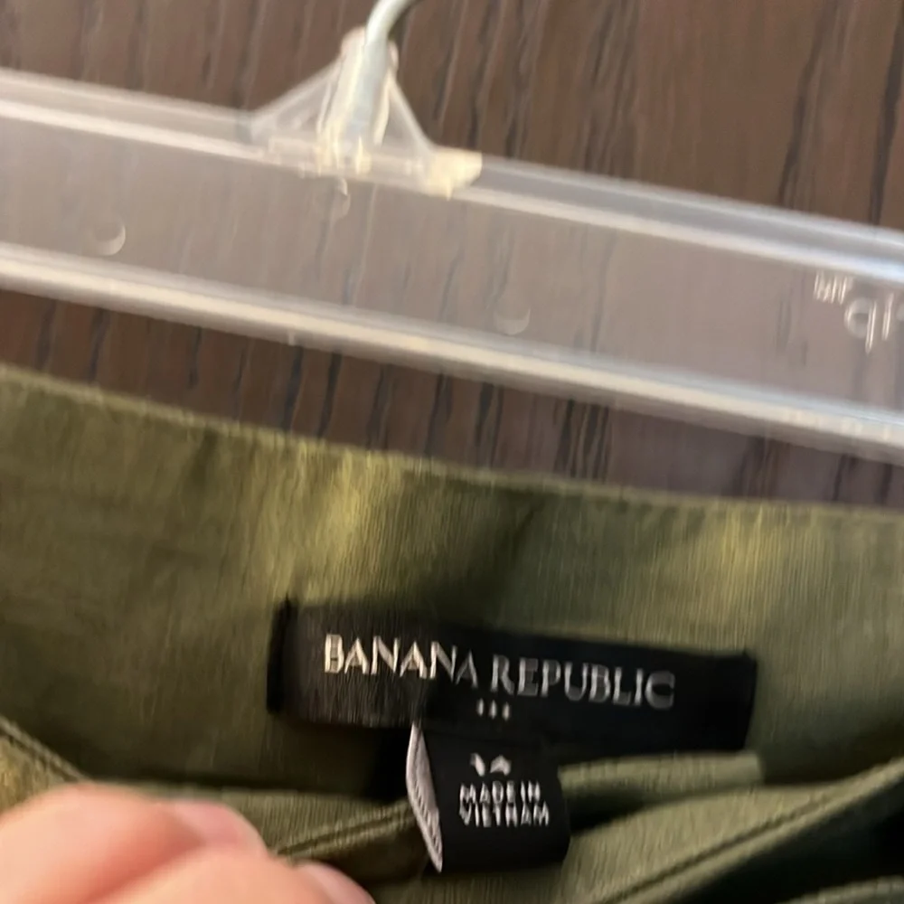 Banana Republic linen blend dark green pants with tie at the waist. Size 14 NWT